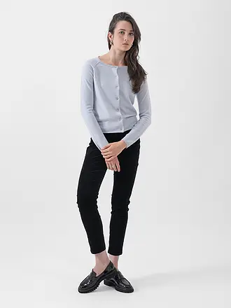 ROSEMUNDE | Cardigan
Marque : ROSEMUNDE
Couleur : gris clair
Catégories : Mode, Femme

Longueur des manches : Manches longues
Encolure : Col rond
Matière : Laine, Cachemire
Motif : Uni
Coupe (vêtements d'extérieur) : Regular | hellblau